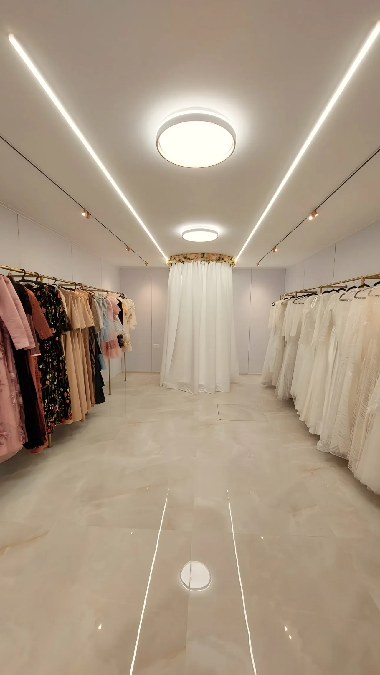 הסלון: שמלות ערב משמאל, שמלות כלה מימין, וילון המדידה במרכז